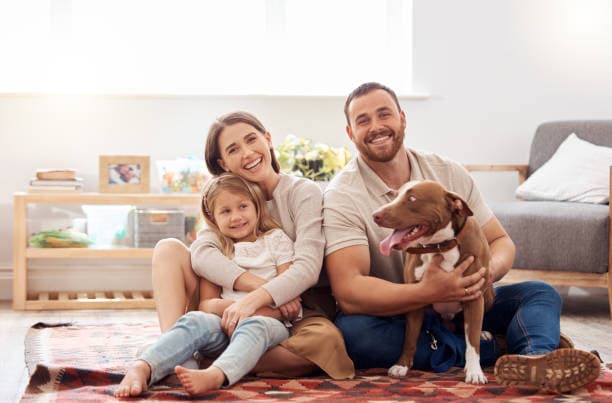 Familia revisando la seguridad de su hogar con el método Iruteck
